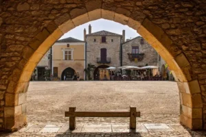 Lire la suite à propos de l’article Découvrez Monpazier : Un Village Médiéval de Charme en Dordogne